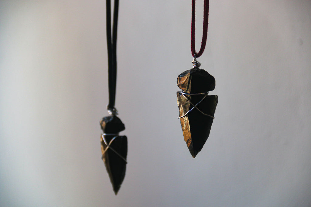 Collar de punta de flecha de obsidiana con cordón de cuero