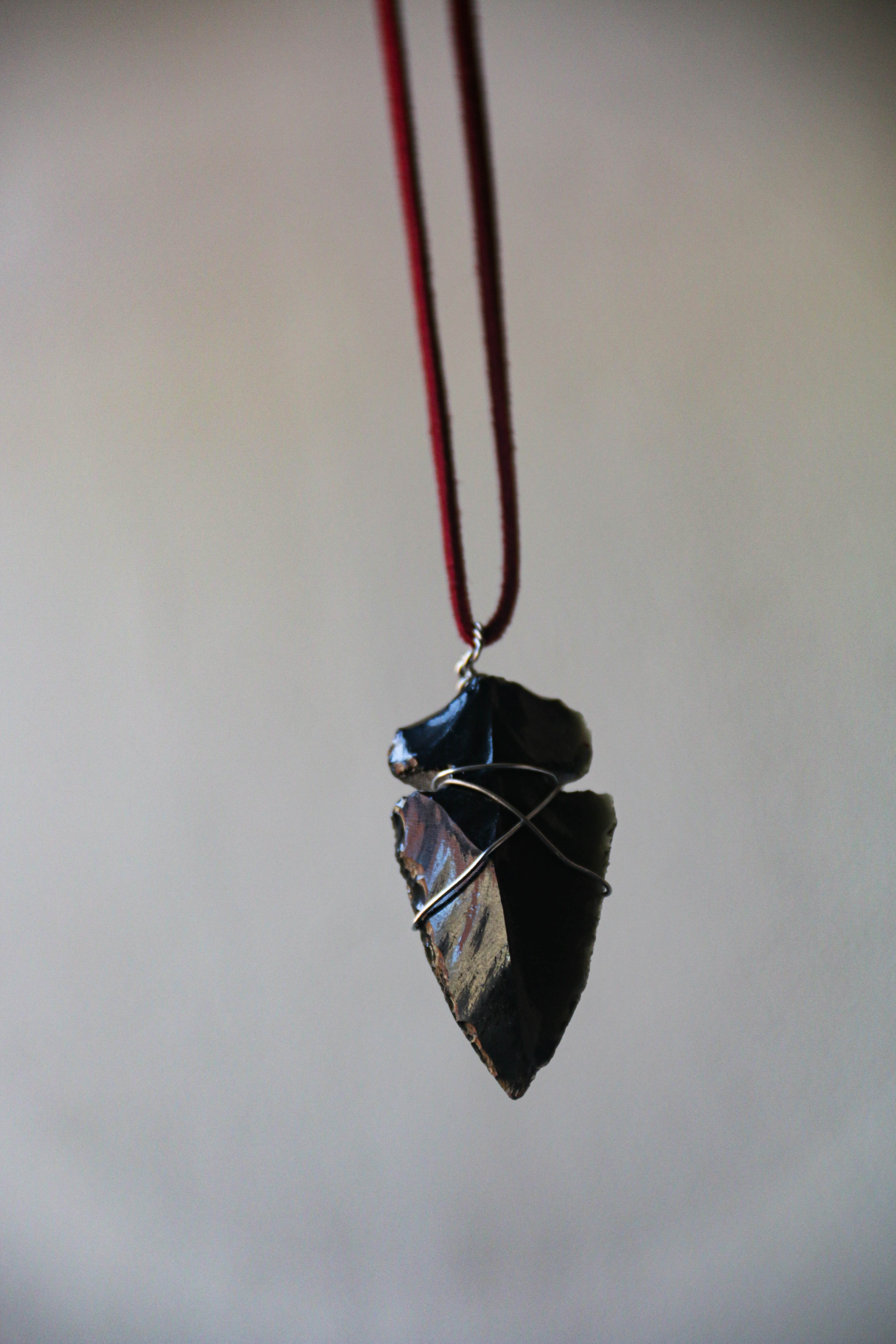 Collar de punta de flecha de obsidiana con cordón de cuero